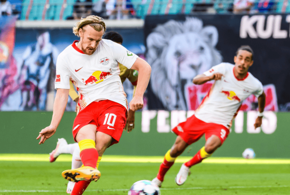 开云体育-法兰克福客场失利，德甲前四席位动摇