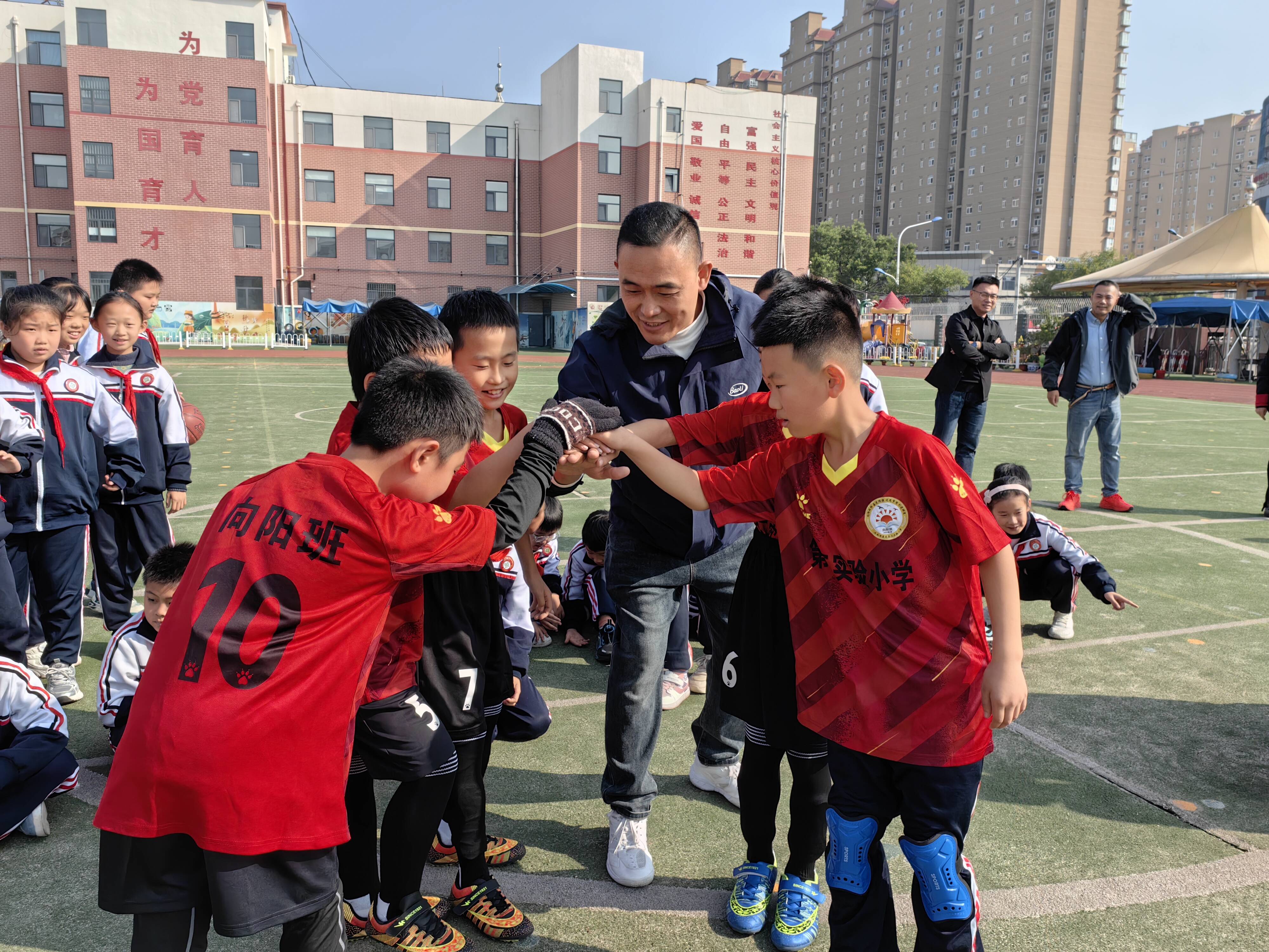 开云体育-激烈足球比赛中球员场上默契配合