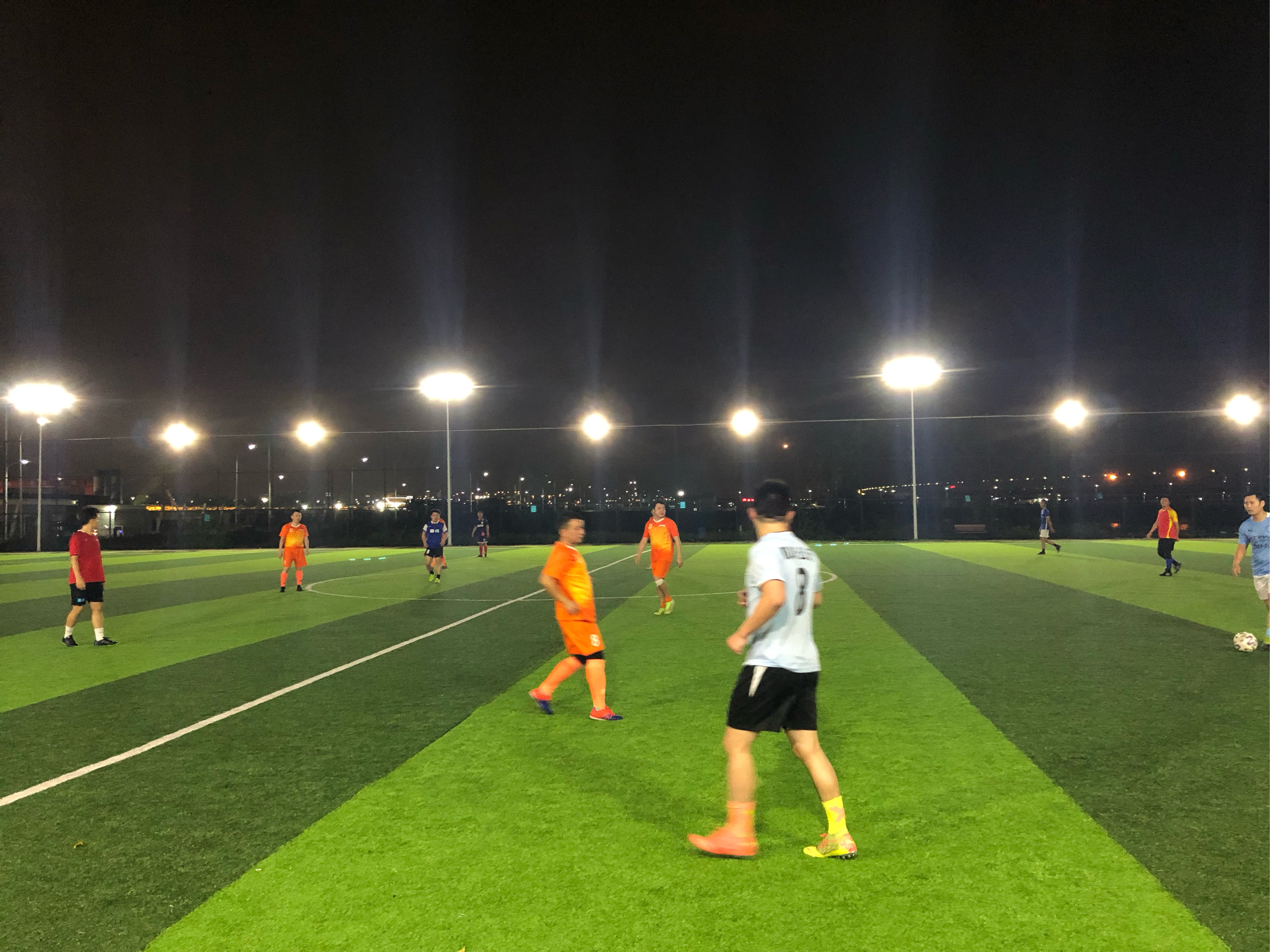 激烈足球比赛中球员场上默契配合 激烈足球比赛中球员场上默契配合