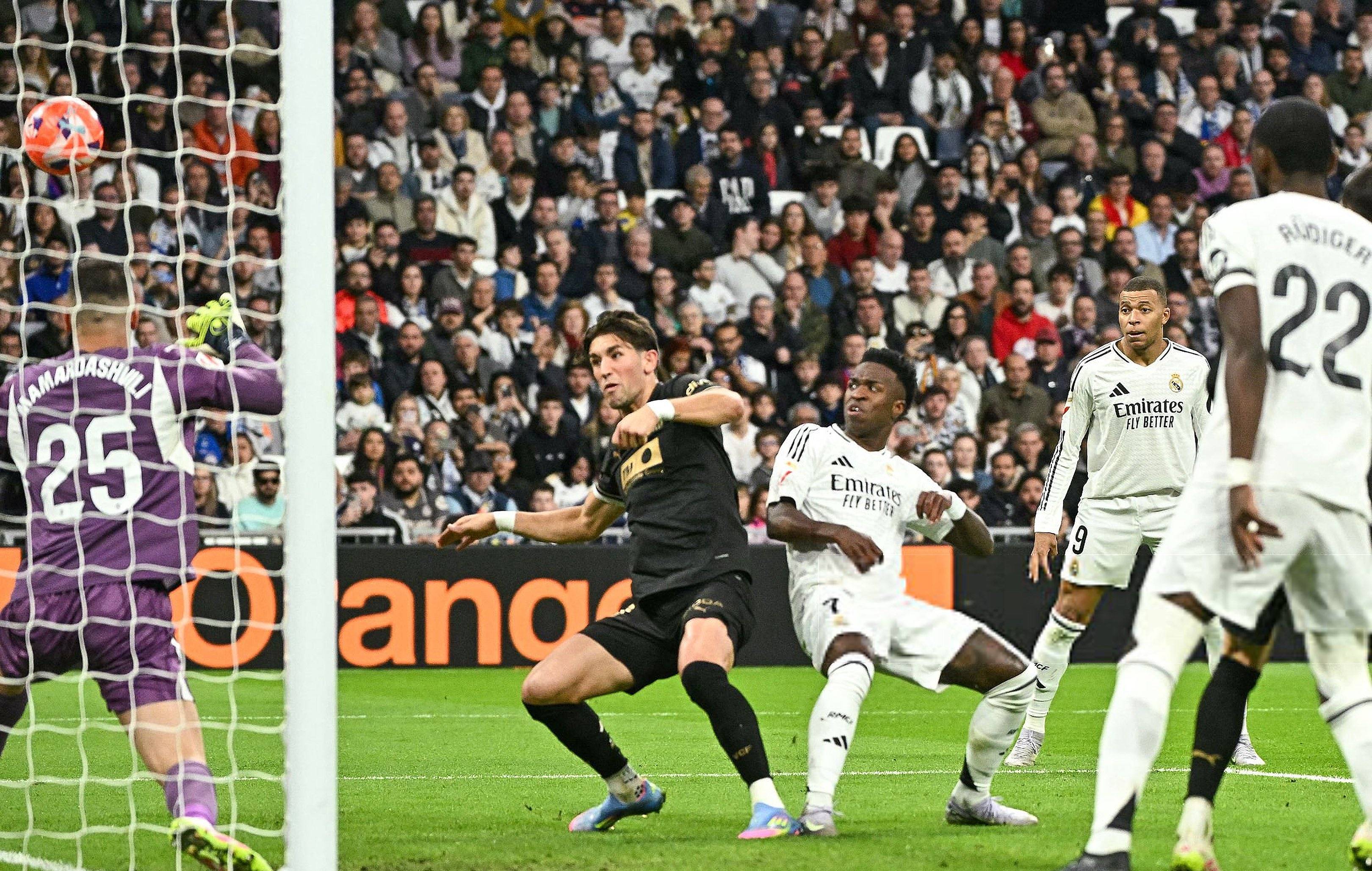 皇马主场连胜，瓦伦西亚遭遇惨败！