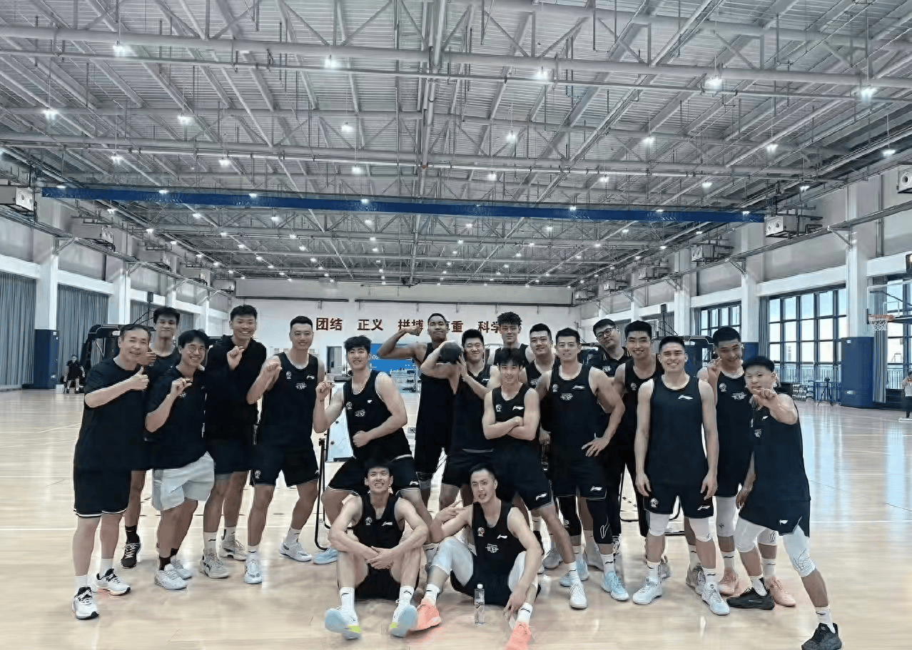 夺冠热门球队在激烈的战斗中获得胜利的简单介绍