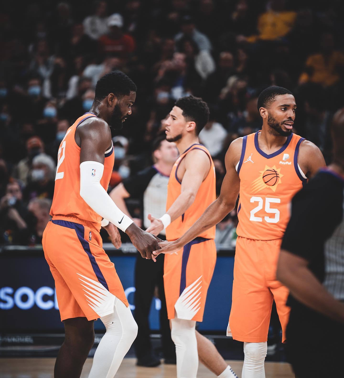 太阳艰难战胜尼克斯,继续保持强势 太阳艰难战胜尼克斯,继续保持强势