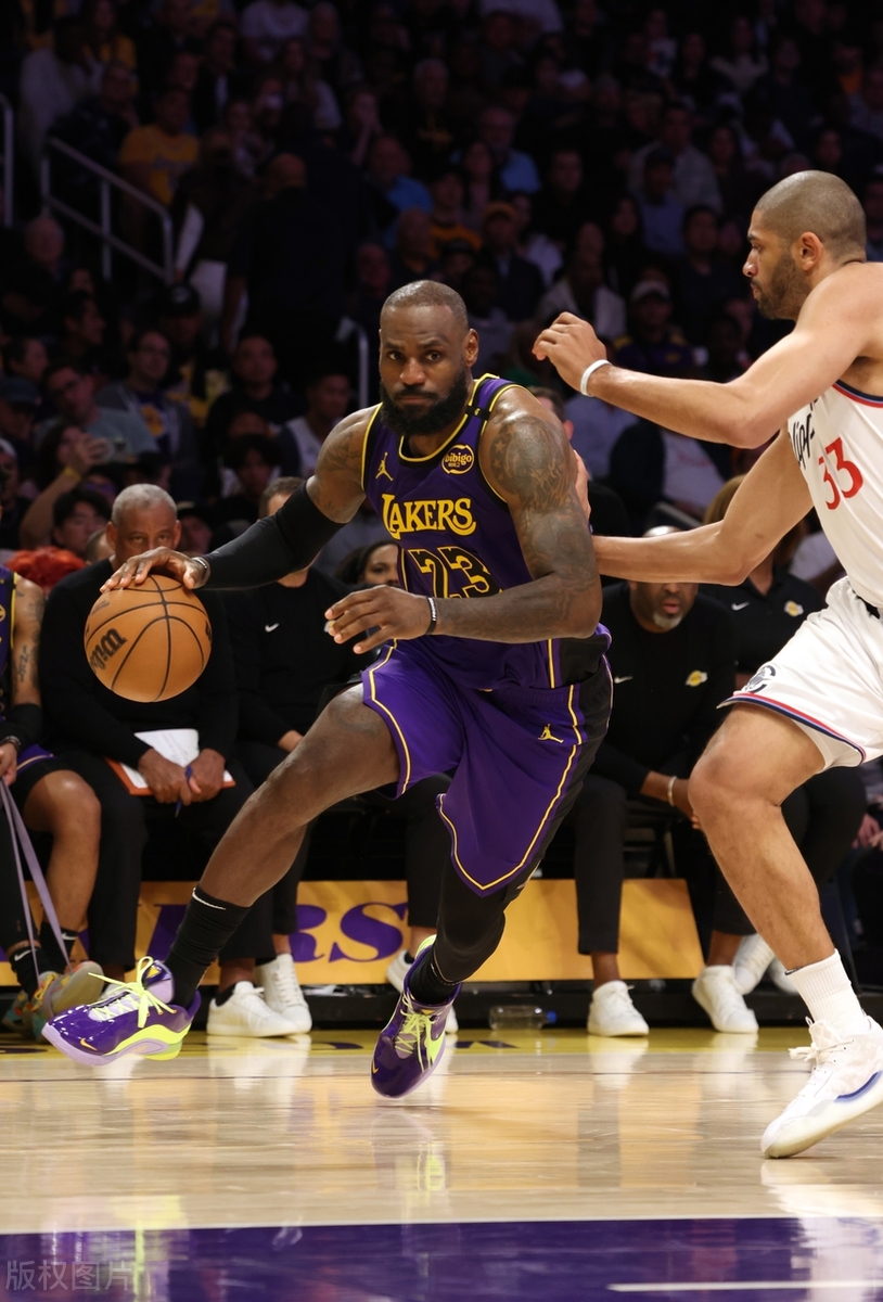 开云体育亚洲官网-詹皇砍下+得分，率领湖人队击败奇才