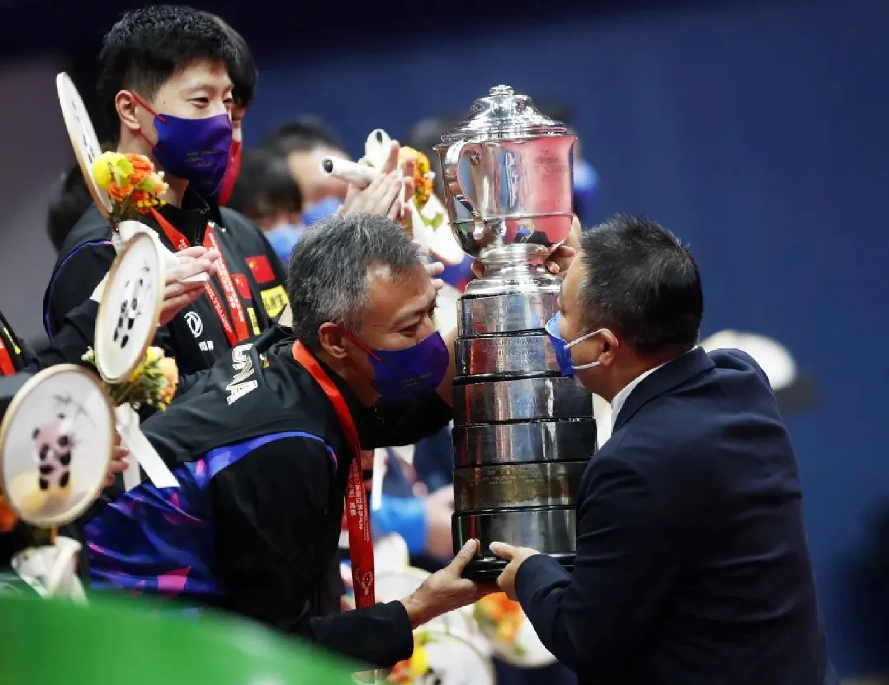 铁杆球迷期待最终胜利，全力支持球队