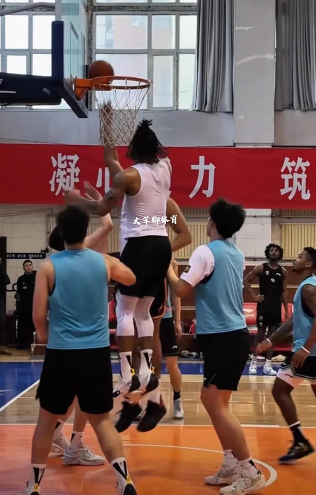 开云体育网页版-比赛中球员的进攻和防守之间的激烈对抗