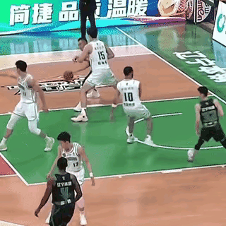 比赛中球员的进攻和防守之间的激烈对抗 比赛中球员的进攻和防守之间的激烈对抗