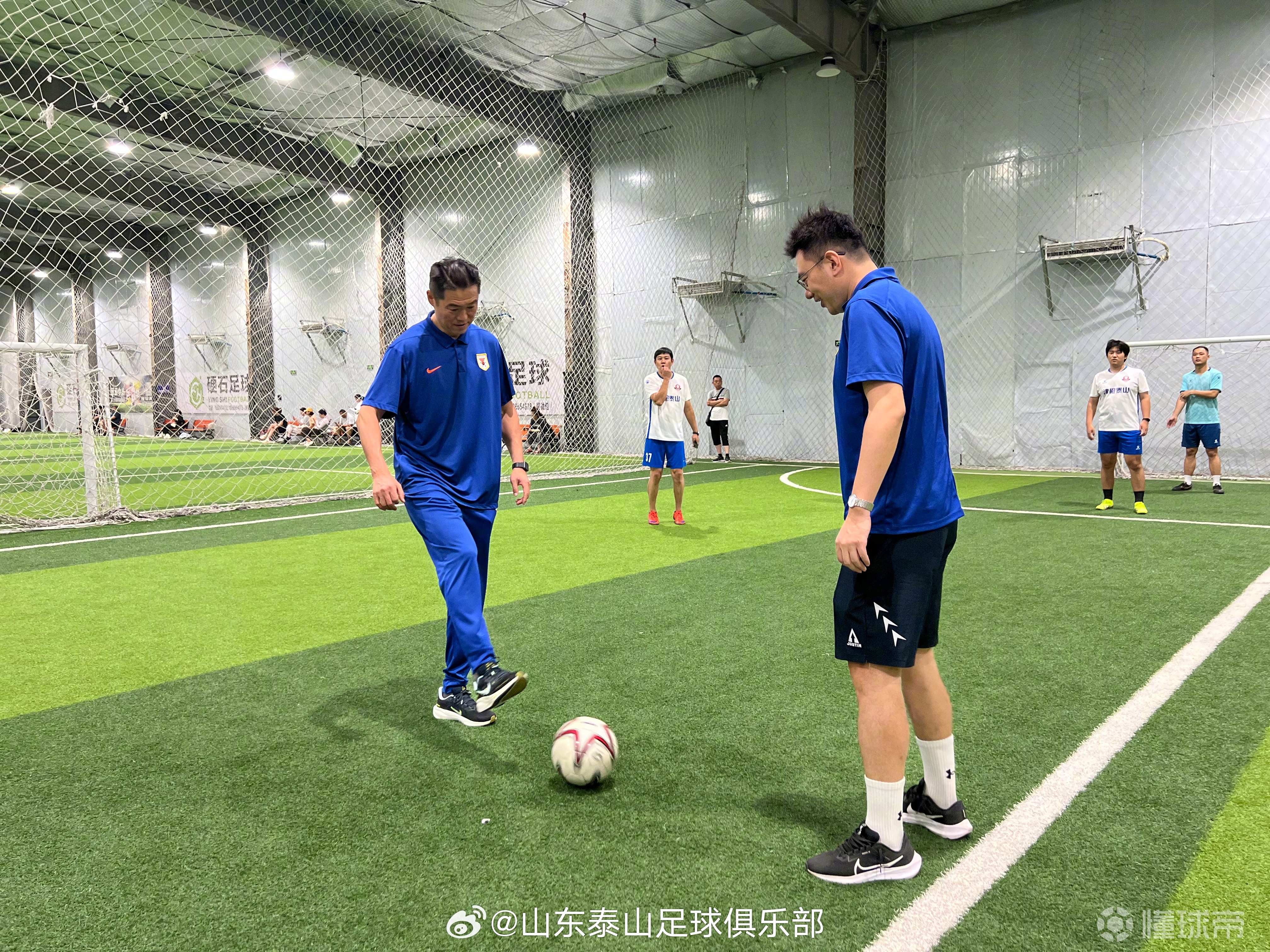 开云体育在线-大连一方主场奋力平山东泰山，艰难守住不败荣誉