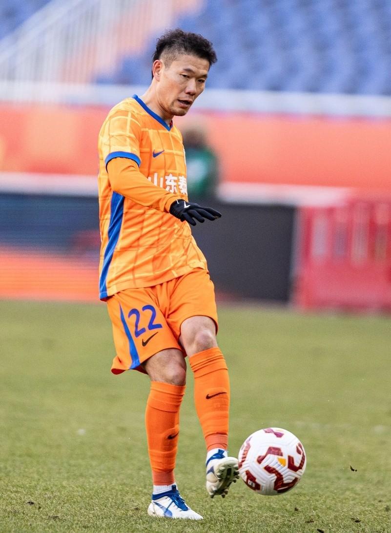 大连一方主场奋力平山东泰山，艰难守住不败荣誉