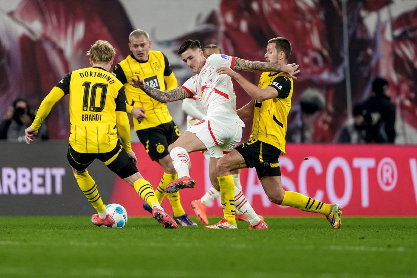 开云体育在线登录-多特蒙德在客场比赛中逆袭夺得胜利