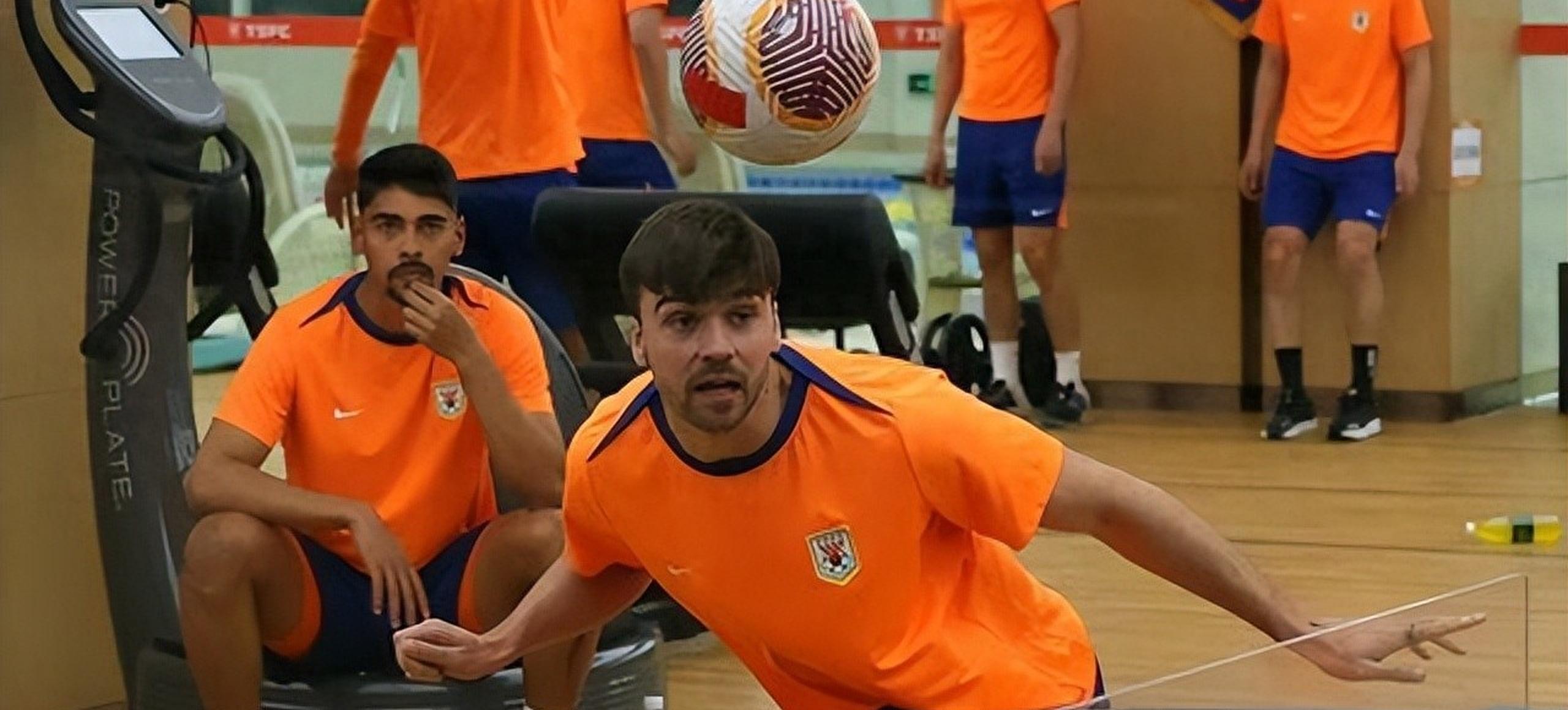 开云体育官网-球队防守操作失误频频，防线攻破不堪一击