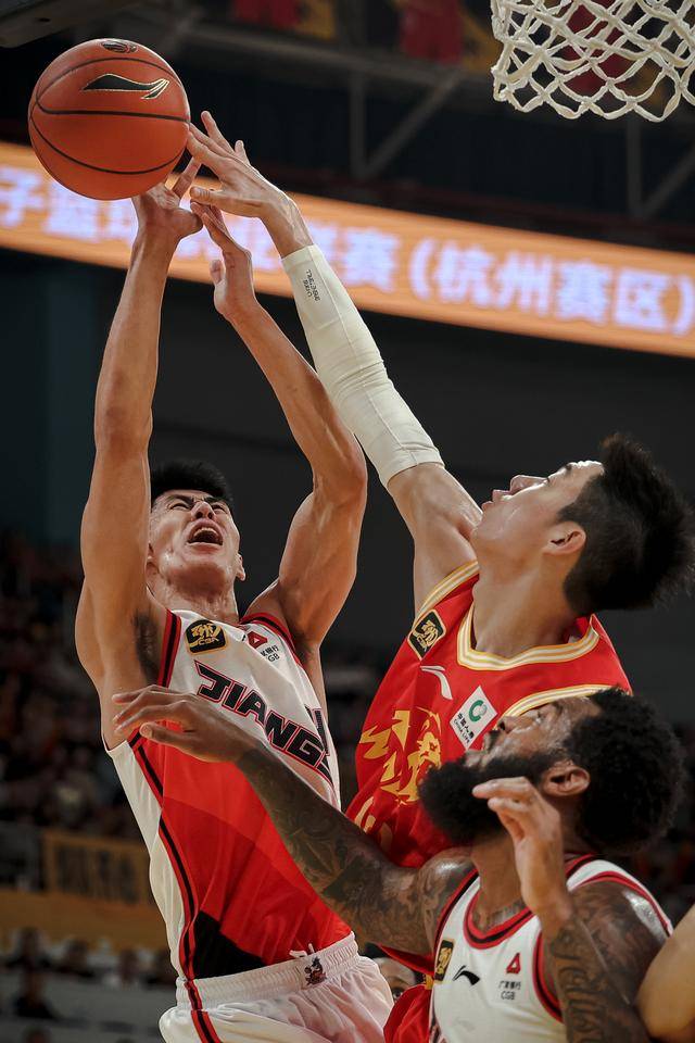浙江男篮在比赛中展现出团队正气,轻松取胜 浙江男篮在比赛中展现出团队正气,轻松取胜