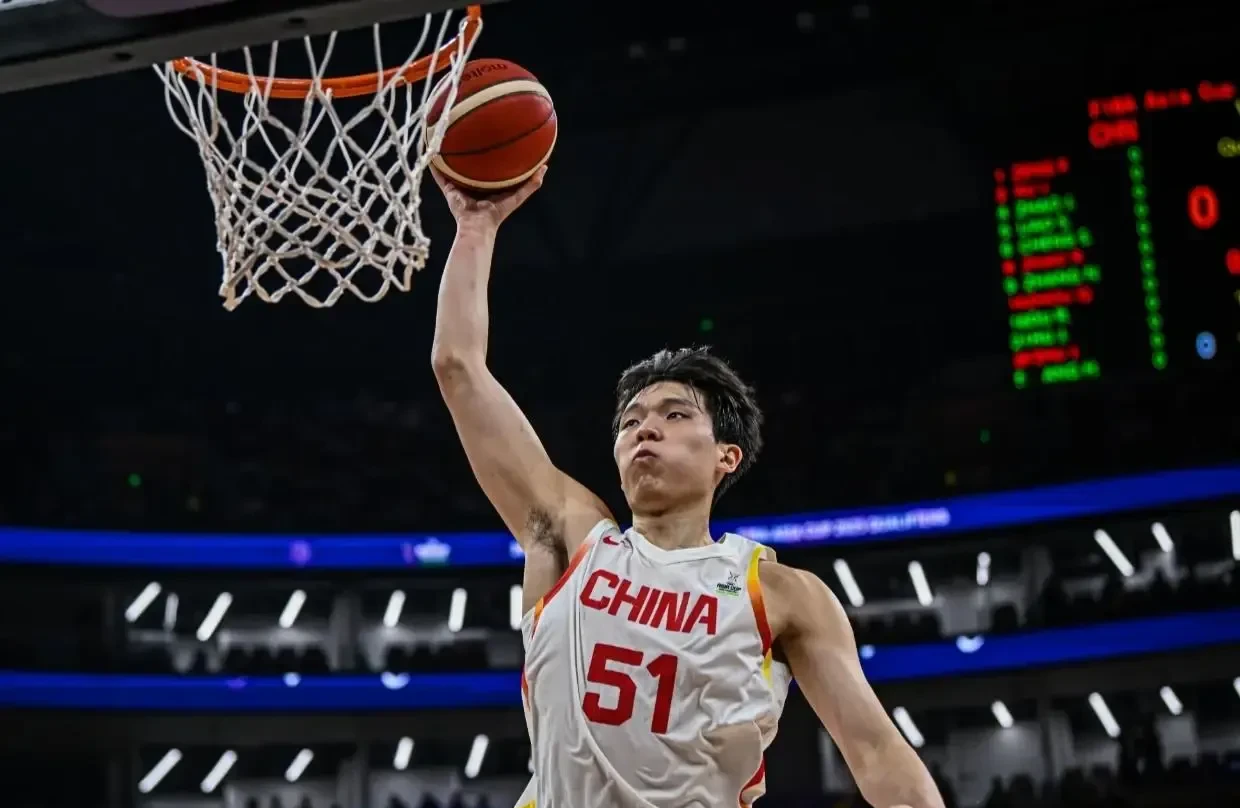 青海男篮在比赛中展现出坚强的斗志