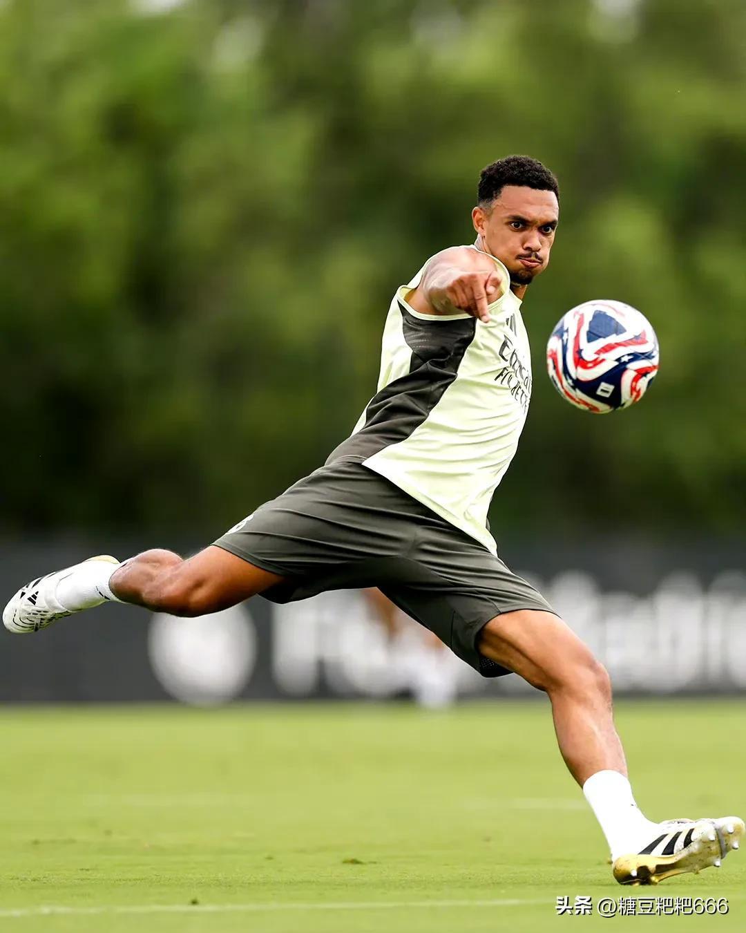 关于顶尖球员争夺胜利,赛场上掀起激烈角逐的信息 关于顶尖球员争夺胜利,赛场上掀起激烈角逐的信息