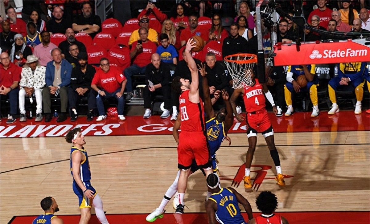 热血激战场面激动人心球员拼尽全力的简单介绍 热血激战场面激动人心球员拼尽全力的简单介绍